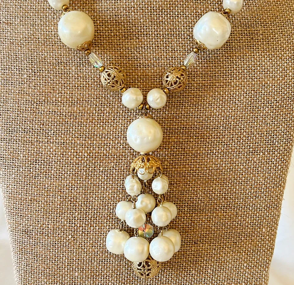 Bold chunky 1960s statement necklace. Beautiful faux fresh water textured style pearls mixed with crystal & gold beads.