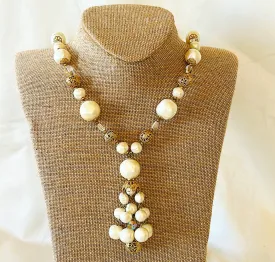 Bold chunky 1960s statement necklace. Beautiful faux fresh water textured style pearls mixed with crystal & gold beads.