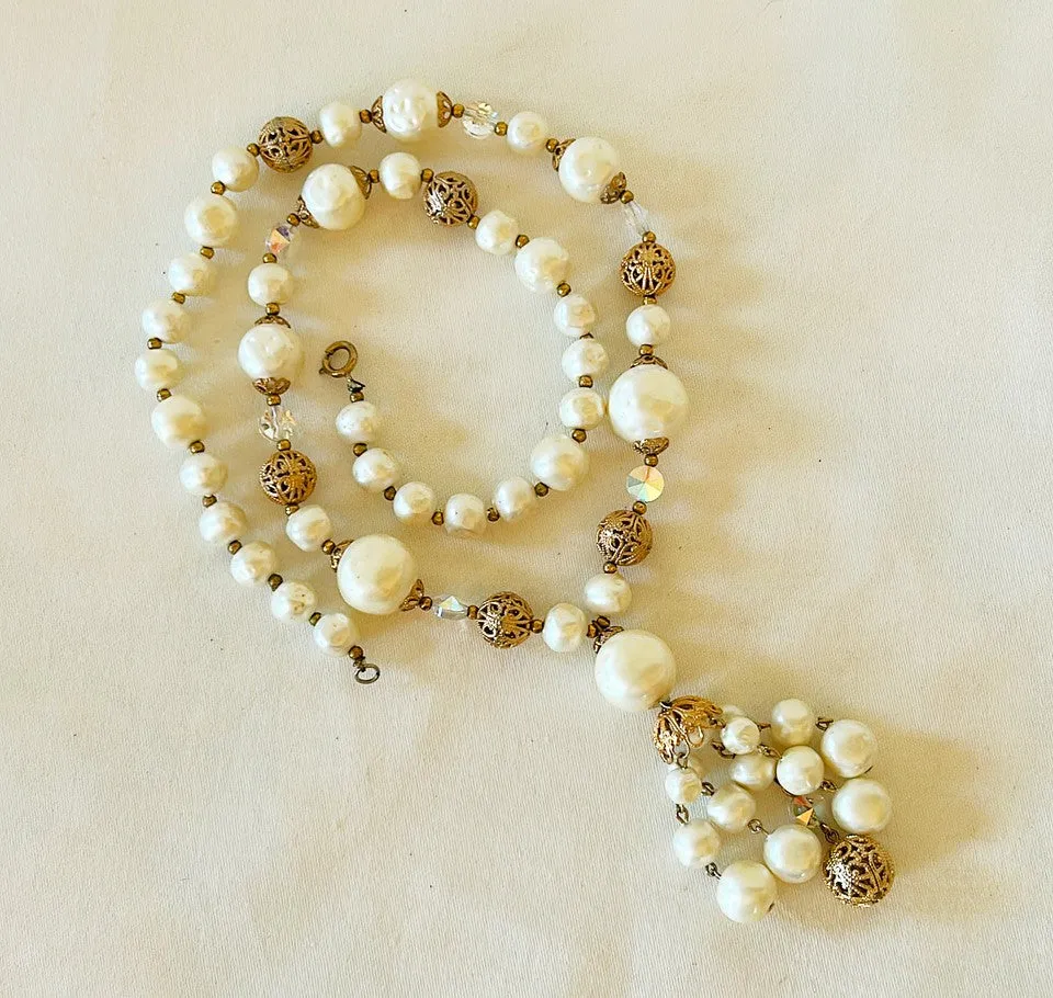 Bold chunky 1960s statement necklace. Beautiful faux fresh water textured style pearls mixed with crystal & gold beads.